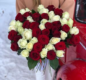 Купить 51 розу — Букет из 51 высокой красной и белой розы