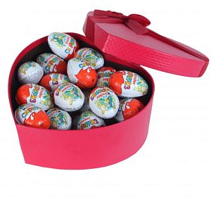 Композиции из цветов и конфет — Подарочный набор "Коробка с Киндерами средняя"