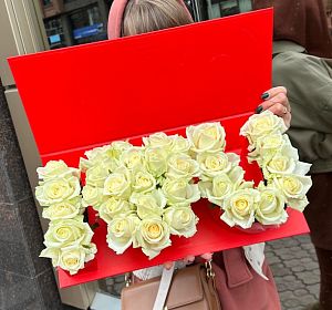 Букет из белых цветов — Коробка с розами "I LOVE U"