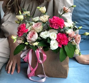 Букеты из эустомы (Лизиантус) — Пакет с цветами "Сумочка принцессы"
