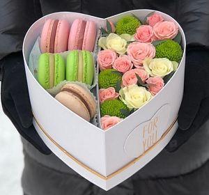 Композиции из цветов и конфет — Цветы и сладости "Коробочка с сюрпризом"