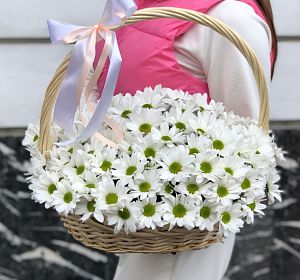 Букеты с хризантемами — Цветы в корзине "Ты - мое все"