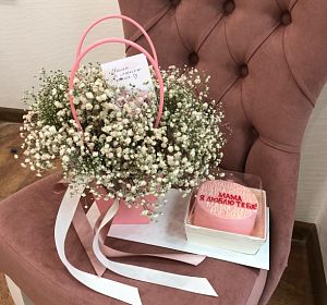 Композиции из цветов и конфет — Подарочный набор Сумочка с тортиком