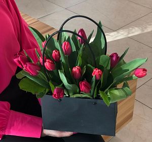 Цветы в пакете — 19 тюльпанов в сумочке