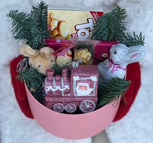 Композиции из цветов и конфет — Подарочный набор Снеговик со сладостями