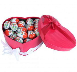 Композиции из цветов и конфет — Подарочный набор "Большое сердце с Киндерами"