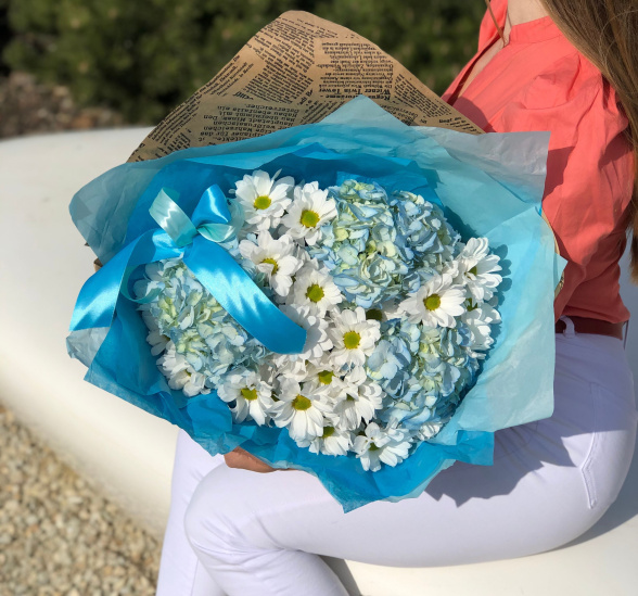 Букет цветов синее небо (Гидрангея 50-60 см и Хризантема кустовая) | Картинка №1