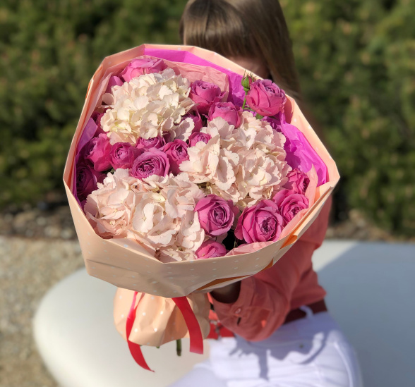 Букет цветов пинк гарден (Гидрангея 50-60 см и Роза кустовая 50 см) | Картинка №1