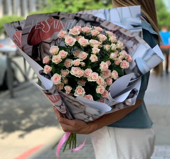 Букет цветов охапка роскоши (Роза кустовая 50 см и Упаковка для цветов) | Картинка №1