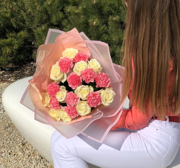 Букет цветов нежные диантусы (Диантус микс и Роза Россия 50 см Цветная) | Картинка №1