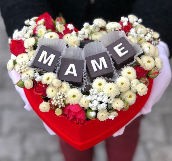Коробка с цветами и конфетами Маме  №1