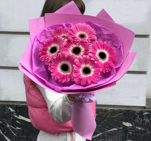 Букет цветов нежный комплимент (Гербера и Упаковка для цветов) | Картинка №1