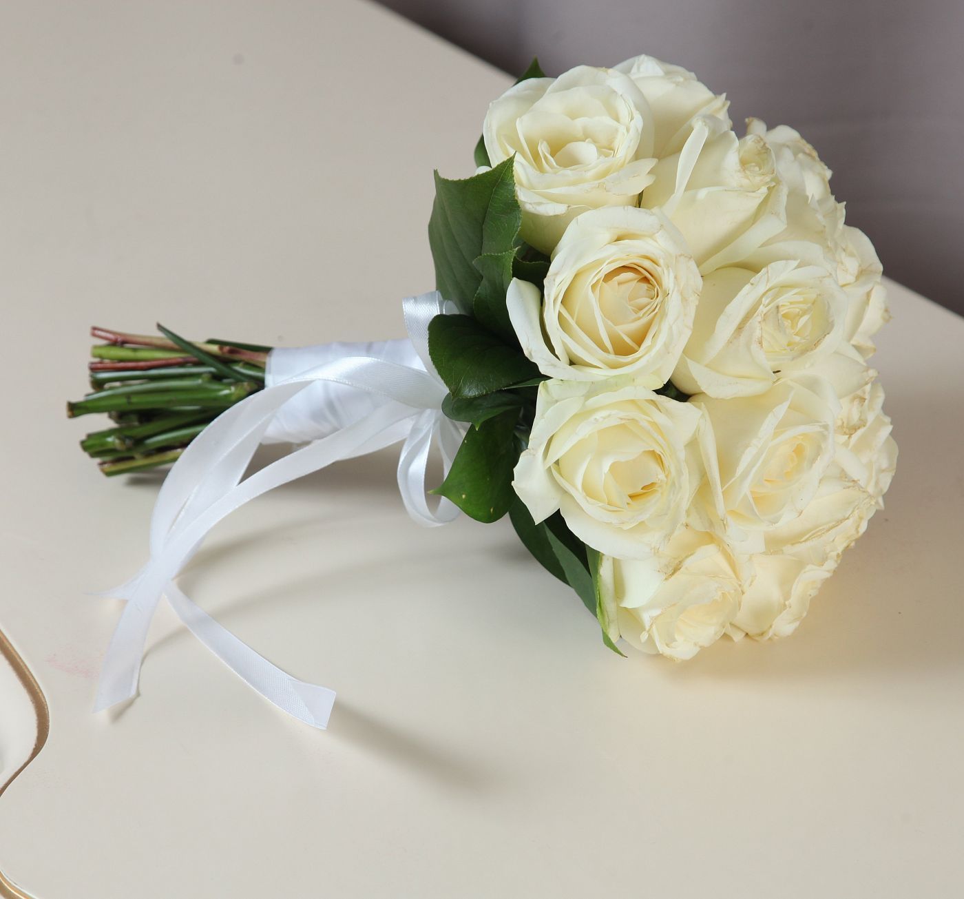 Что означает букет невесты из белых роз?