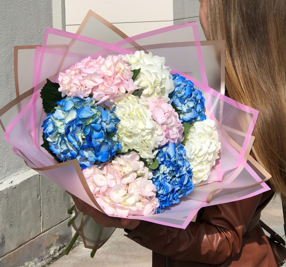Букет цветов роскошные красавицы (Гидрангея 50-60 см и Упаковка для цветов) | Картинка №1