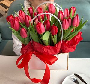 Букет из красных цветов — Сумочка с цветами Воздушный поцелуй