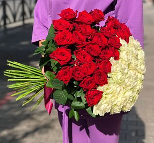 Цветы по акции — 51 красная и белая роза