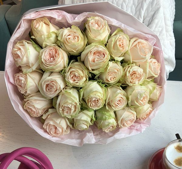 Коробка с цветами букет чувственность (Роза Эквадор 50 см сортовая и Упаковка для цветов) | Картинка №2