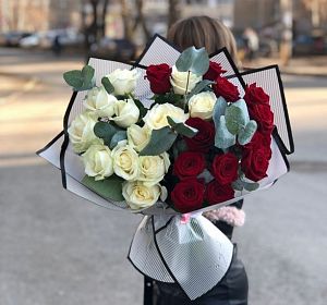 Букеты с красными розами — Рэд энд Вайт