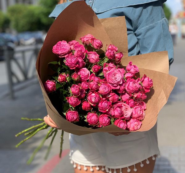 Букет цветов малиновое безе (Роза кустовая  60-70 см и Упаковка для цветов) | Картинка №2