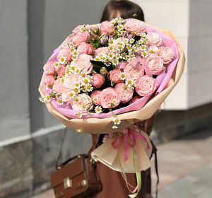Букет из розовых цветов — Недотрога