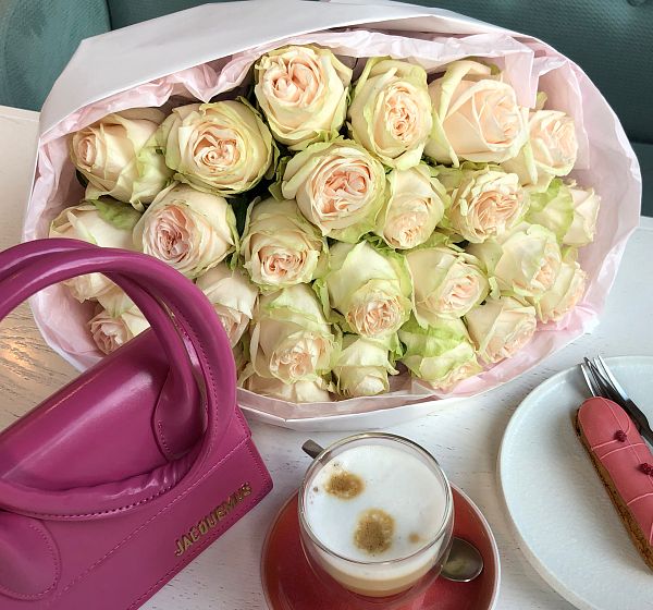 Коробка с цветами букет чувственность (Роза Эквадор 50 см сортовая и Упаковка для цветов) | Картинка №3