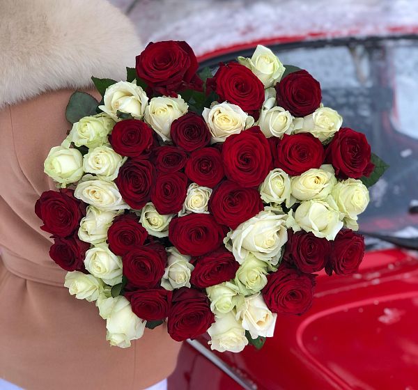 Букет из 51 высокой красной и белой розы  №3