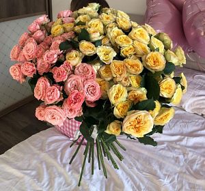Букеты из цветов — 25 кустовых роз