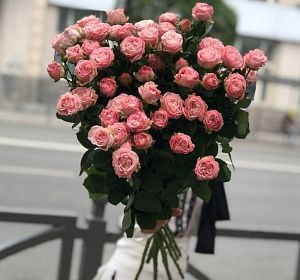 Букет из розовых цветов — 9 роз Бомбастик 