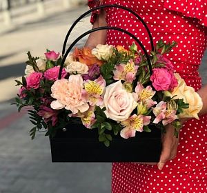 Букеты из кустовых роз с доставкой — Сумочка радости