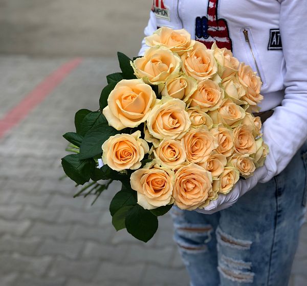 Букет цветов 25 кремовых роз (Роза Россия 50 см Цветная по Акции и Упаковка для цветов) | Картинка №3