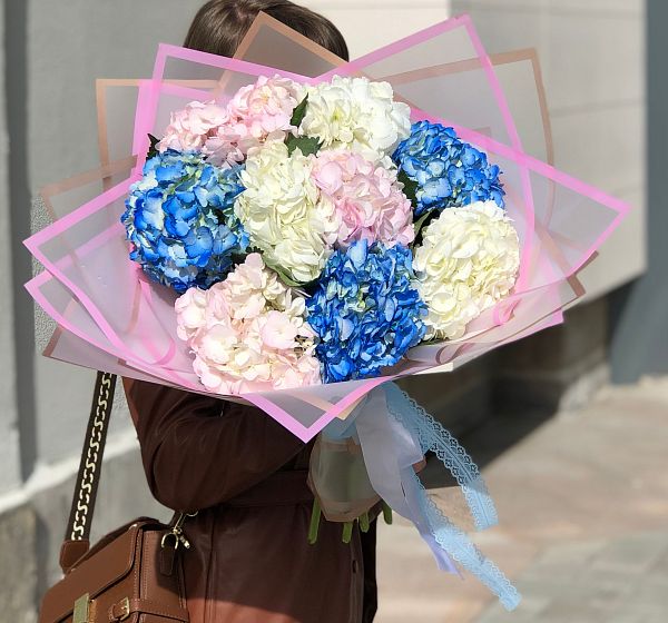 Букет цветов роскошные красавицы (Гидрангея 50-60 см и Упаковка для цветов) | Картинка №2