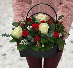 Букеты из кустовых роз с доставкой — Сумочка с цветами