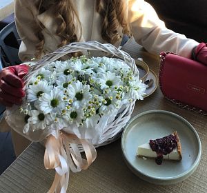 Букеты с хризантемами — Цветы в корзине Белая полянка