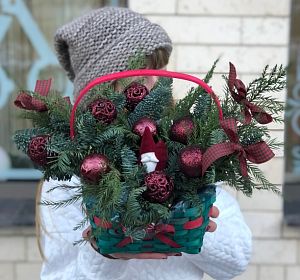 Новогодние букеты и композиции на стол из веток нобилиса — Цветы в корзине Канун рождества